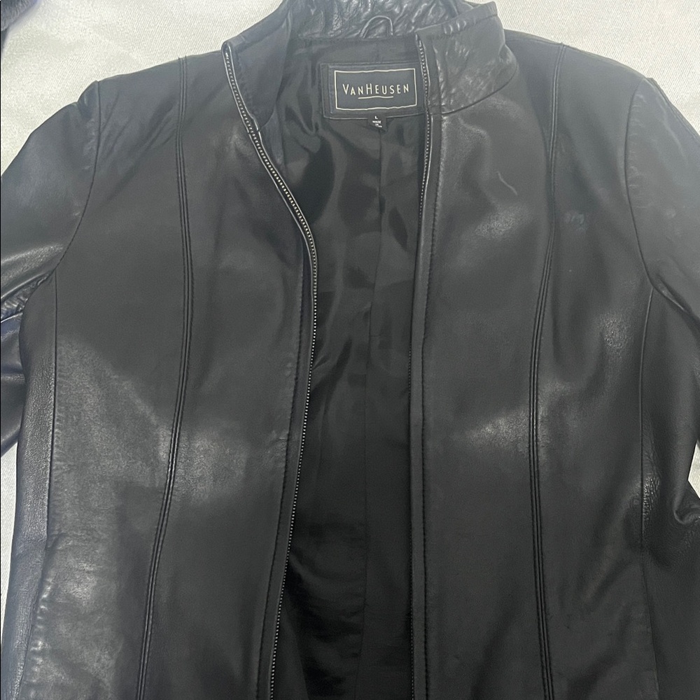 Van Heusen Women's Sleek Black 100 % Leather Jacket